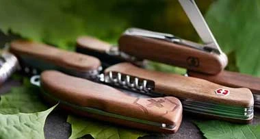 Couteaux suisses Victorinox manche en bois