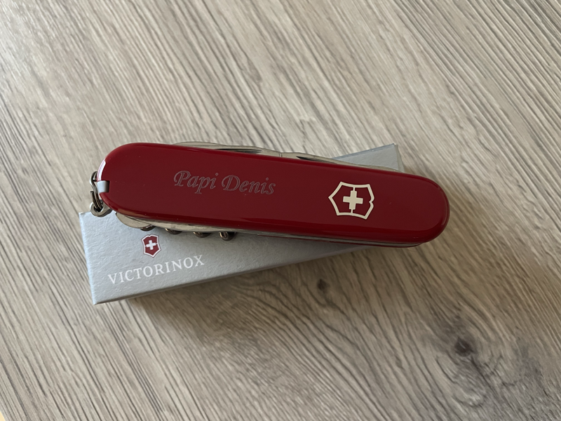 Gravure personnalisée sur le manche du Victorinox Spartan rouge